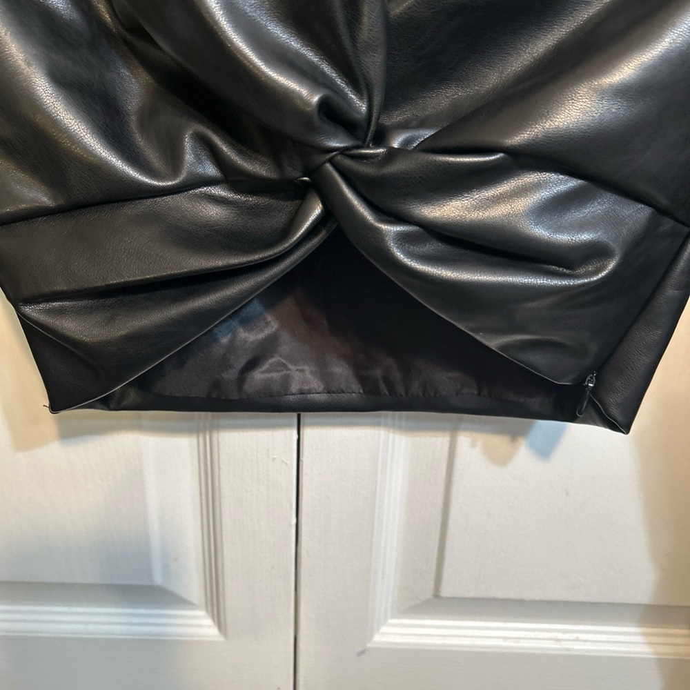 Nasty Gal Faux Leather Cropped Top Crossover Twisted Front Size 6 Black - Picture 3 of 11